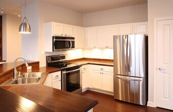 4120 S Lake Dr in St. Francis, WI - Building Photo - Building Photo