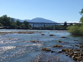 1046 Continental St, Unit 4 in Redding, CA - Foto de edificio - Building Photo