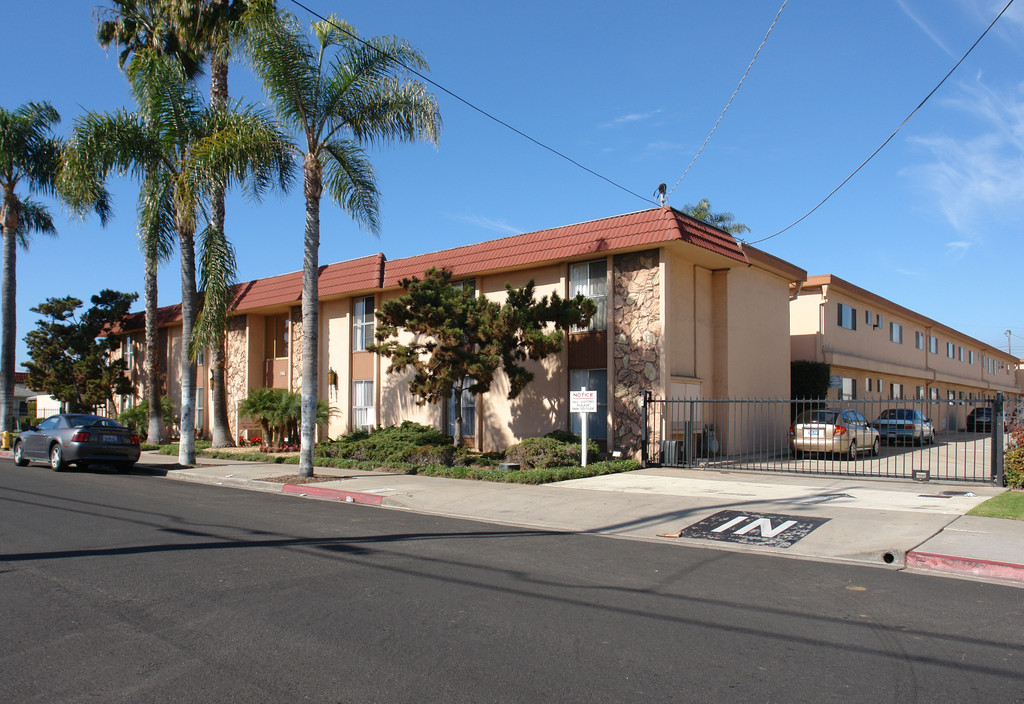 Parkway Palm Apartments | Chula Vista, CA Apartments For Rent