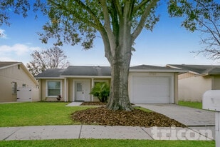 1757 Lakeview Village Dr in Brandon, FL - Building Photo