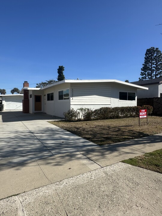 24252 Madison St in Torrance, CA - Foto de edificio