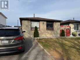 12 Sultan Pool Dr in Toronto, ON - Building Photo