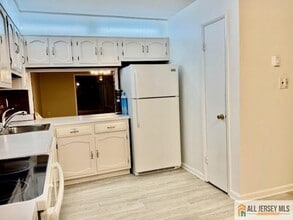 203 Covered Bridge Blvd in Englishtown, NJ - Foto de edificio - Building Photo