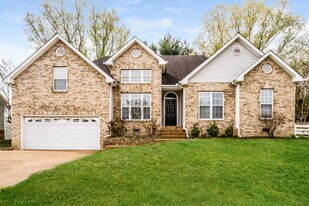 1801 Devon Dr in Spring Hill, TN - Building Photo