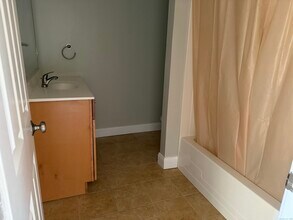 57 Hollis Dr in Meriden, CT - Building Photo - Building Photo