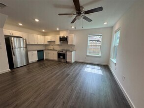 9241 Seeker St in Houston, TX - Foto de edificio - Building Photo