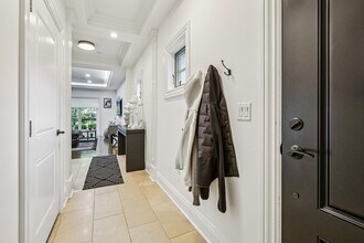 9 Marquis Ct in Edgewater, NJ - Building Photo - Building Photo