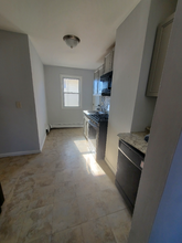 19 Lawlor St in New Britain, CT - Foto de edificio - Building Photo
