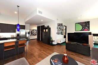 655 S Hope St in Los Angeles, CA - Building Photo - Building Photo