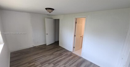 731 Phippen Waiters Rd in Dania Beach, FL - Building Photo - Building Photo
