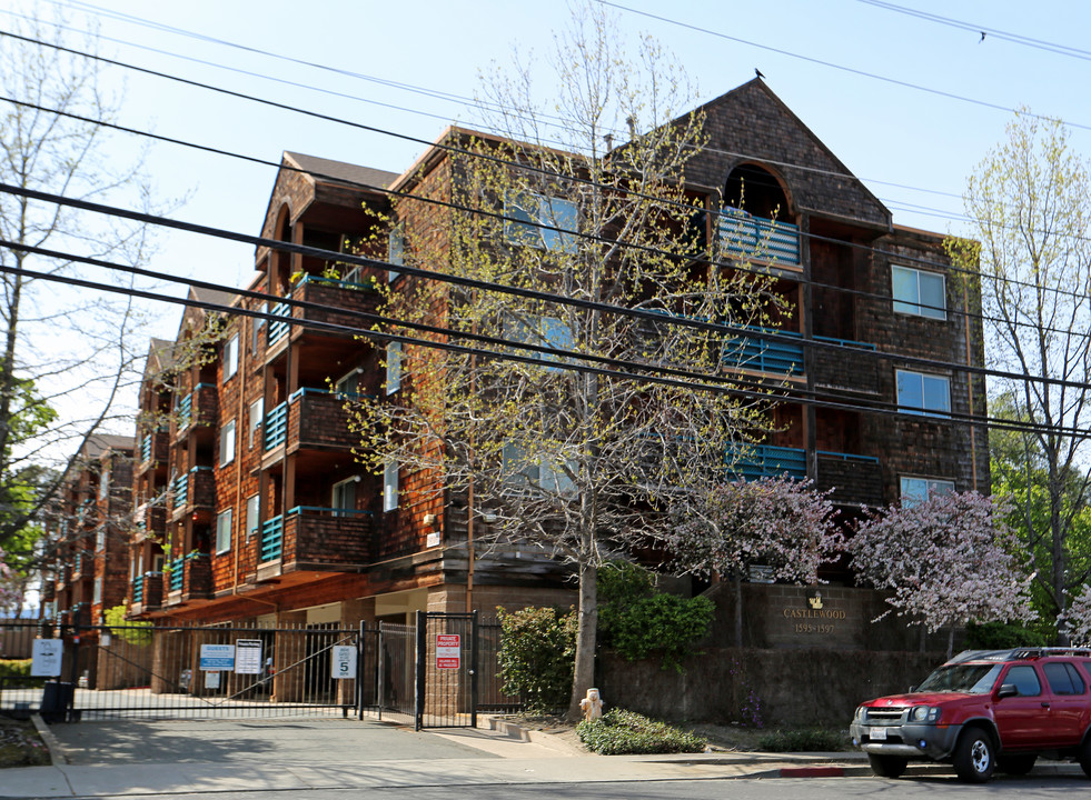 Castlewood Apartments in Concord, CA - Building Photo