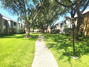 10352 Longmont Dr in Houston, TX - Building Photo - Building Photo