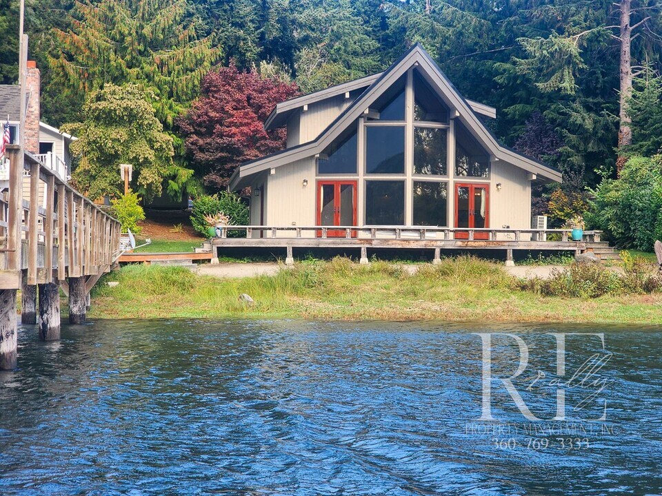 20539 Chief Sealth Dr NE in Indianola, WA - Foto de edificio