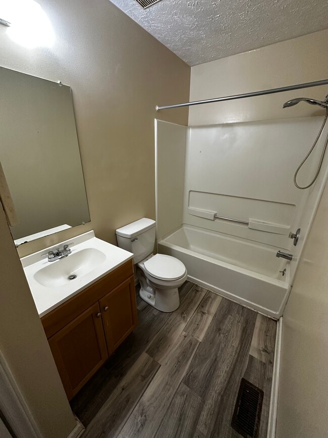 4850 National Rd, Unit 1A in Triadelphia, WV - Foto de edificio - Building Photo