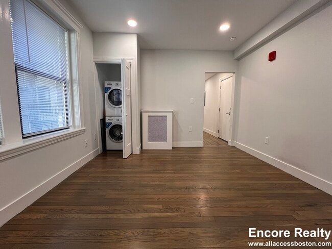 11 Peterborough St, Unit 8 in Boston, MA - Foto de edificio - Building Photo