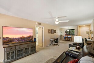4303 E Cactus Rd in Phoenix, AZ - Building Photo