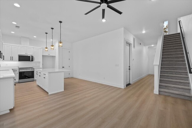 208 Bogey Ln in Eagle Point, OR - Building Photo - Building Photo