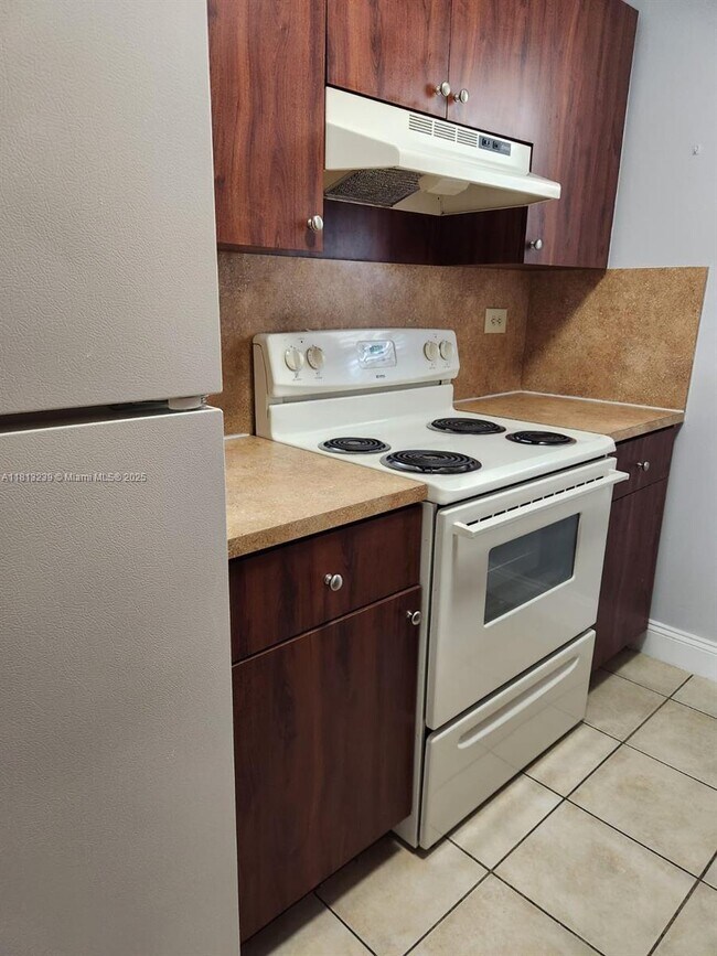 7095 NW 179th St in Hialeah, FL - Building Photo - Building Photo