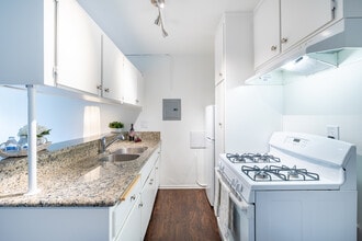 Carson Oakwood Apartments in Sherman Oaks, CA - Foto de edificio - Building Photo