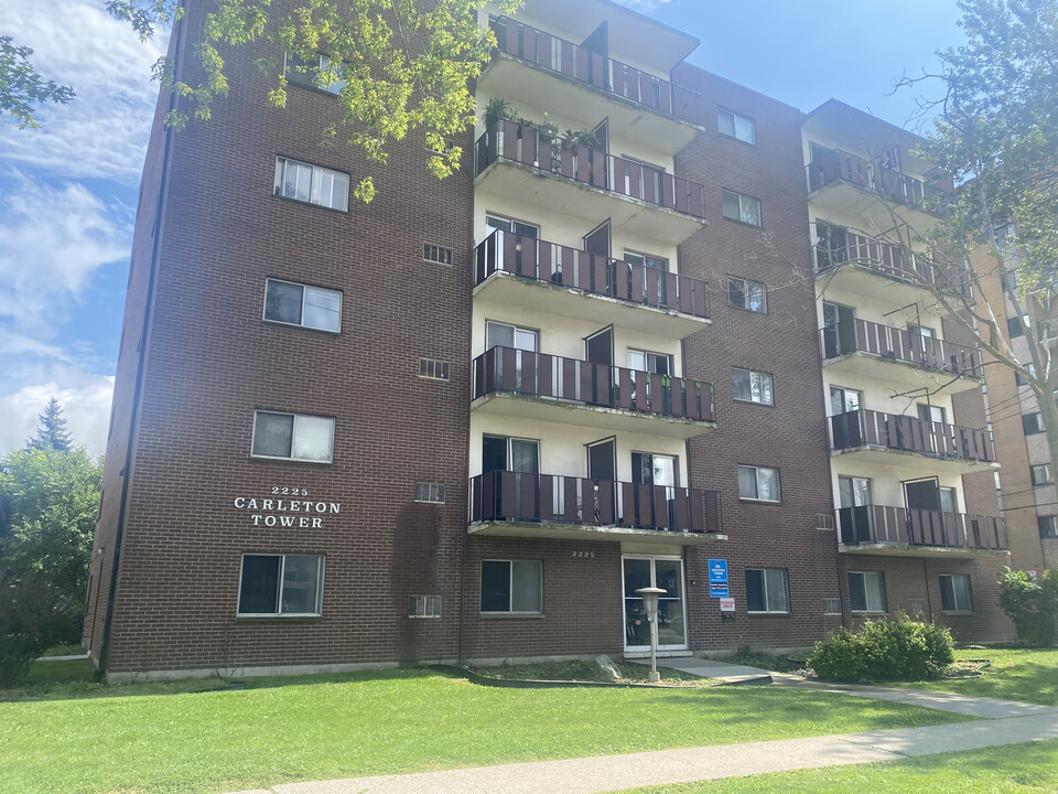 Carleton Tower in Windsor, ON - Foto de edificio