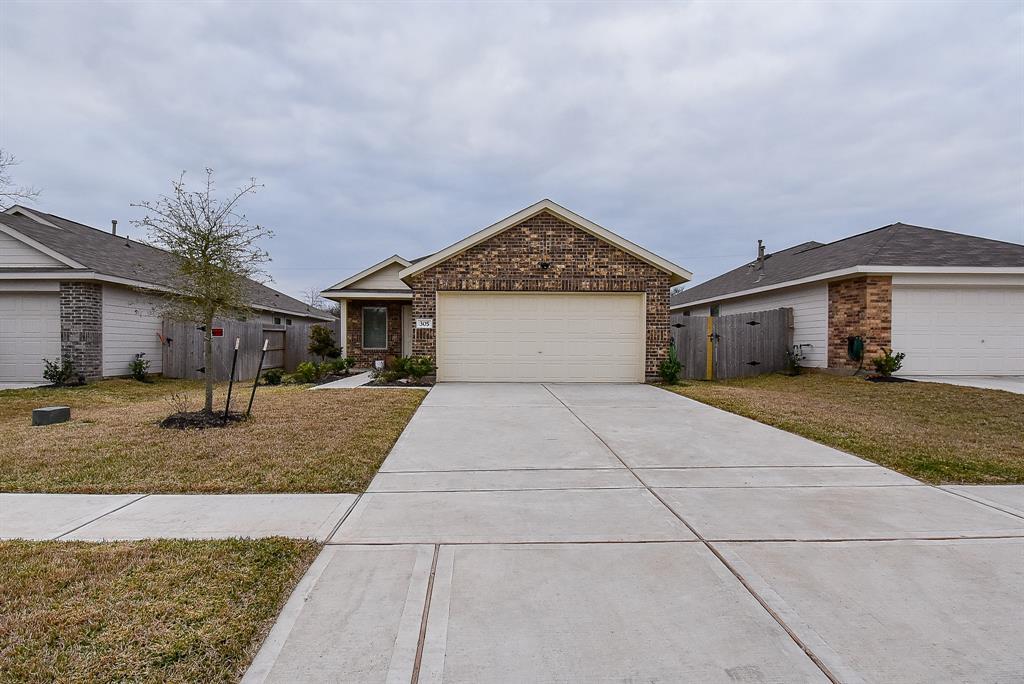 305 Riverwood Village Ln in Sealy, TX - Building Photo