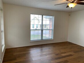 300 Baber St in Brenham, TX - Foto de edificio - Building Photo