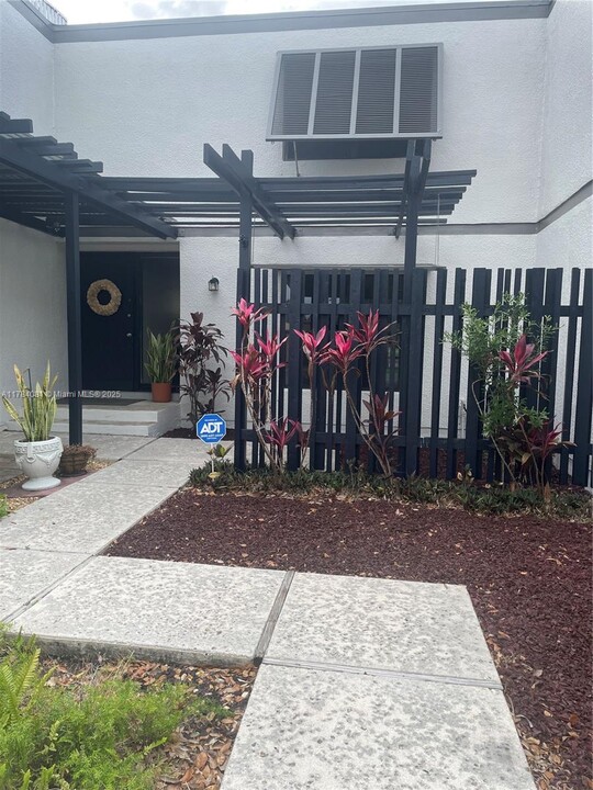 1660 W Golfview Dr in Pembroke Pines, FL - Foto de edificio