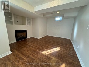 33 Camellia Dr in Richmond Hill, ON - Building Photo - Building Photo