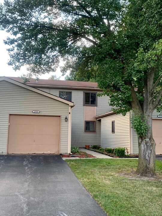 2755 Pin Oak Dr in Toledo, OH - Building Photo