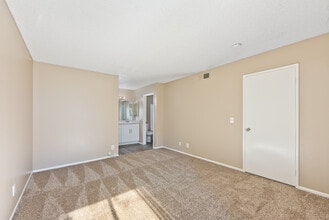 Belcourt Apartments in Ontario, CA - Foto de edificio - Interior Photo