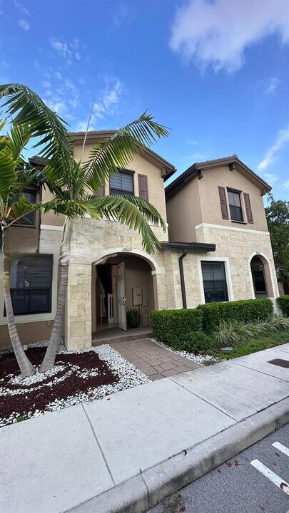 10629 W 32nd Ln in Hialeah, FL - Building Photo