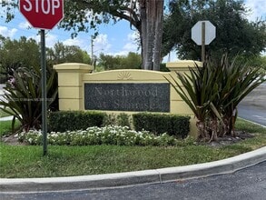 2734 N Nob Hill Rd in Sunrise, FL - Building Photo - Building Photo