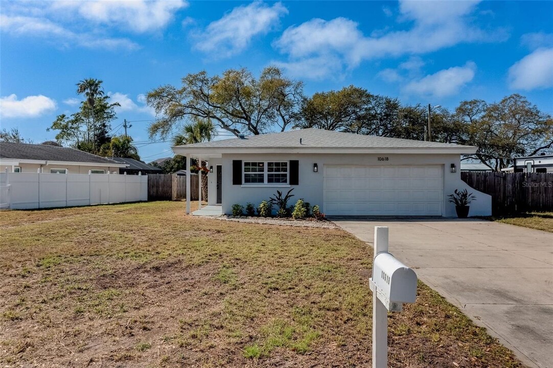 10618 Orange Blossom Ln in Seminole, FL - Foto de edificio