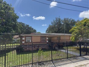 2490 NW 97th St in Miami, FL - Foto de edificio - Building Photo