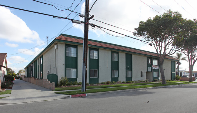 Cedar Villa Apartments in Bellflower, CA - Foto de edificio - Building Photo