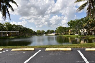 400 Palm Cir W in Pembroke Pines, FL - Building Photo - Building Photo
