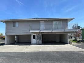 1206 W Columbia Ave in Moses Lake, WA - Building Photo