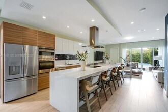 3446 SW 23rd St in Miami, FL - Foto de edificio - Building Photo