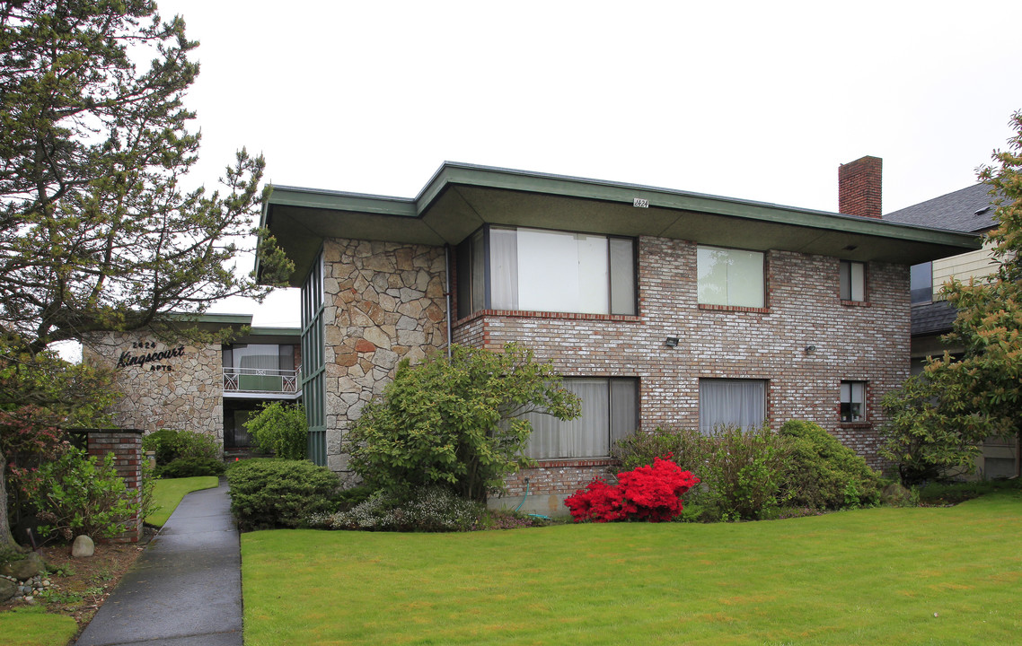 Kingscourt Apartments in Everett, WA - Building Photo