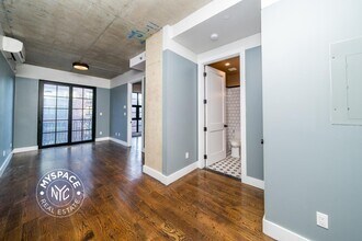 187 Kent Ave, Unit 313 in Brooklyn, NY - Foto de edificio - Building Photo