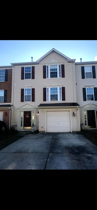 303 Saint Thomas Dr in Egg Harbor Township, NJ - Building Photo