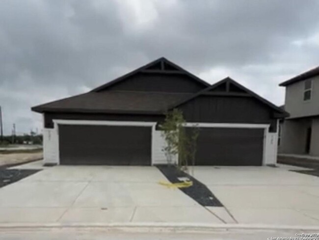 121 Nespral Dr in San Antonio, TX - Building Photo - Building Photo