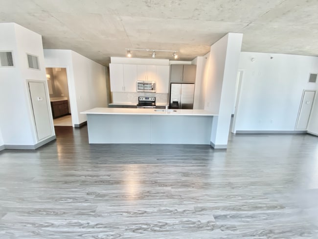 200 N Wells St, Unit 2201 in Chicago, IL - Foto de edificio - Building Photo