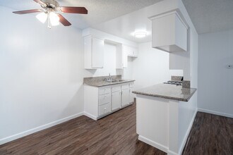 Hampton Pointe Apartments in Hawthorne, CA - Foto de edificio - Interior Photo