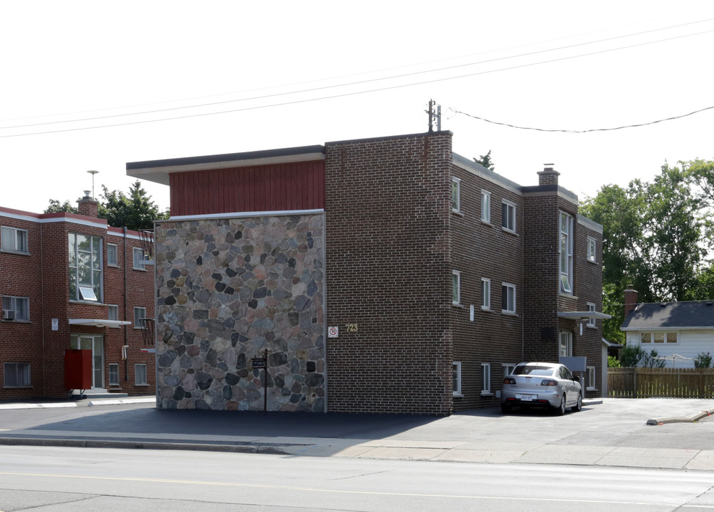 723 Upper James St in Hamilton, ON - Building Photo