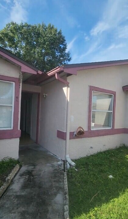 818 Christian Way in Kissimmee, FL - Foto de edificio