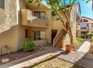 10301 N 70th St in Paradise Valley, AZ - Foto de edificio - Building Photo