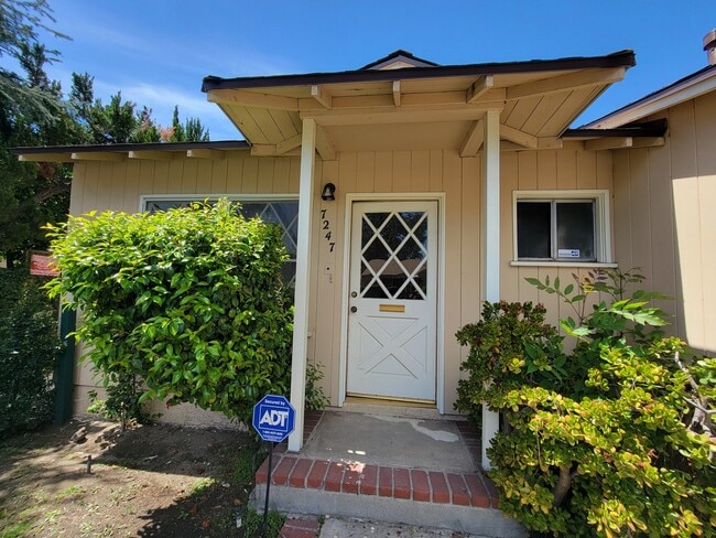 7247 Allott Ave, Unit 47A in Los Angeles, CA - Building Photo - Building Photo