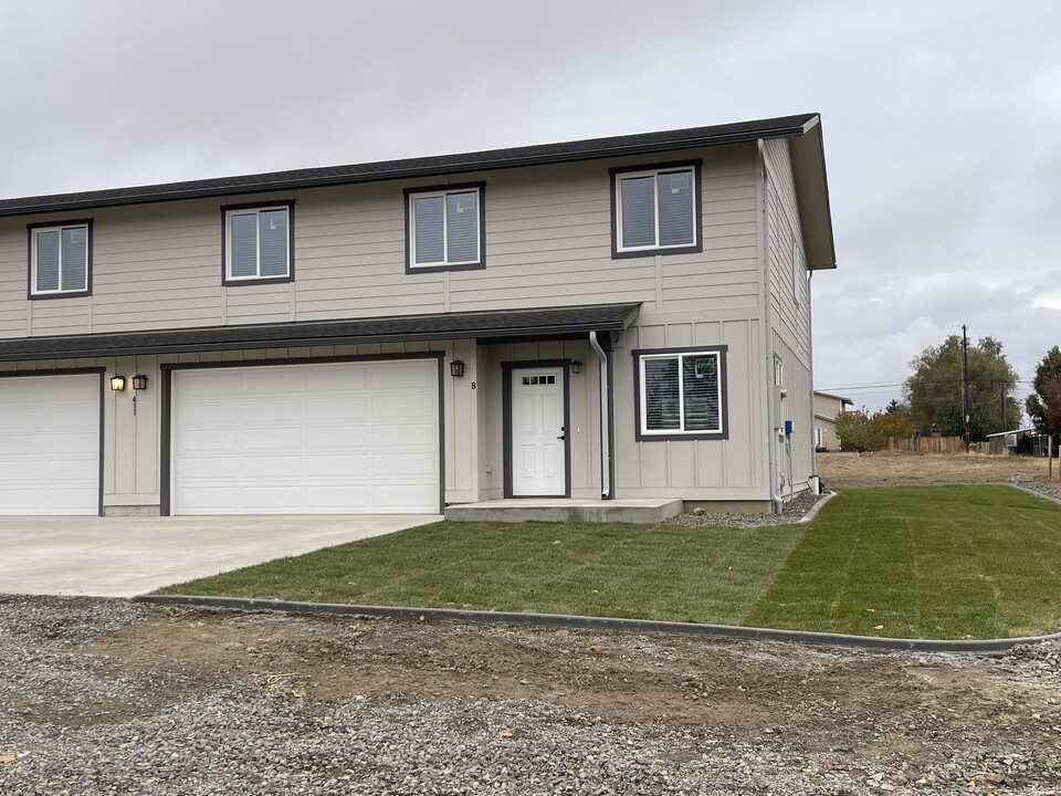 411 W Poplar St in Waterville, WA - Building Photo