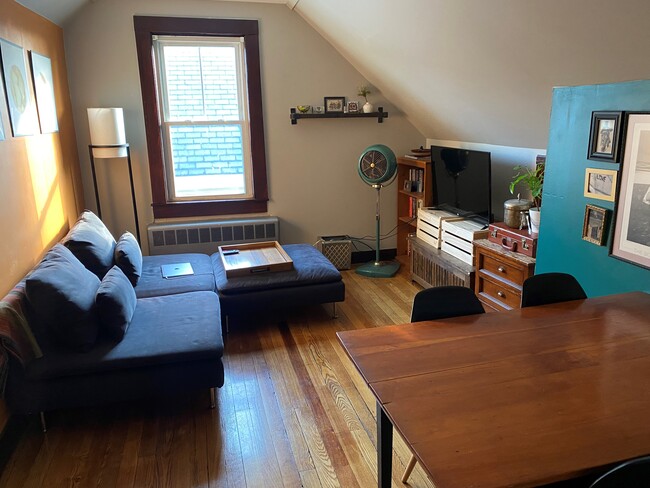 114 Brown St, Unit B in Waltham, MA - Foto de edificio - Building Photo